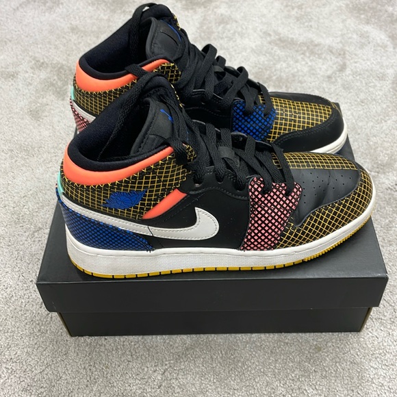 Air Jordan 1 Mid Basketball Sneakers - Size 5 Youth - Picture 3 of 7